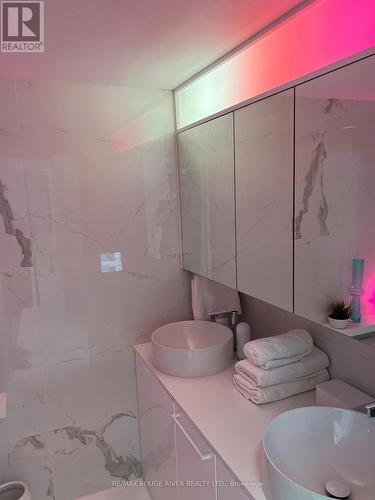 702 - 701 Sheppard Avenue W, Toronto, ON - Indoor Photo Showing Bathroom