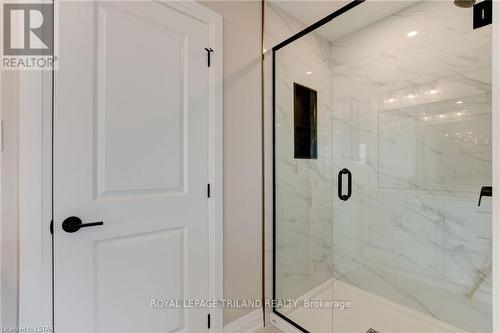 6493 Royal Magnolia Avenue, London, ON -  Photo Showing Bathroom