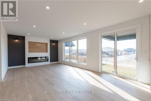 53 Briscoe Crescent, Strathroy-Caradoc, ON - Indoor Photo Showing Living Room