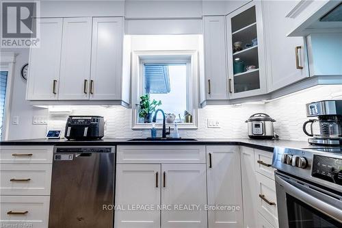 254 Julia Drive, Welland, ON - Indoor Photo Showing Kitchen With Upgraded Kitchen