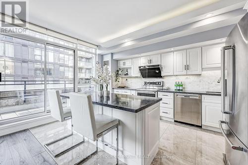 #819 -8 Telegram Mews, Toronto, ON - Indoor Photo Showing Kitchen With Upgraded Kitchen