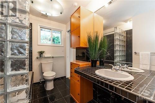 2082 Valley Drive, Ottawa, ON - Indoor Photo Showing Bathroom