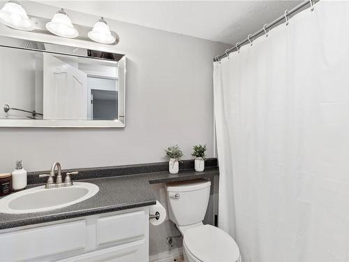 6180 Dover Rd, Nanaimo, BC - Indoor Photo Showing Bathroom