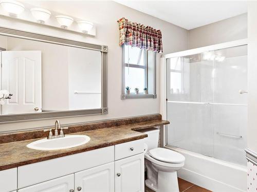 6180 Dover Rd, Nanaimo, BC - Indoor Photo Showing Bathroom