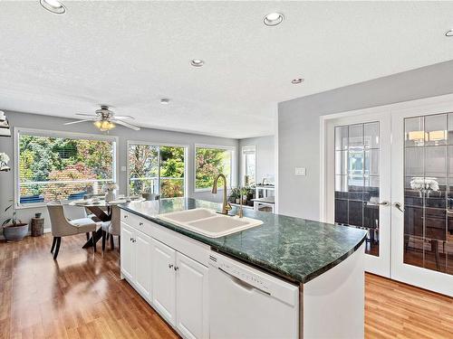 6180 Dover Rd, Nanaimo, BC - Indoor Photo Showing Kitchen With Double Sink