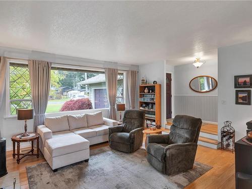 3882 Castle Dr, Campbell River, BC - Indoor Photo Showing Living Room