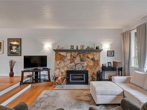3882 Castle Dr, Campbell River, BC - Indoor Photo Showing Living Room With Fireplace