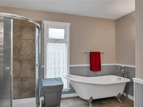 3882 Castle Dr, Campbell River, BC - Indoor Photo Showing Bathroom