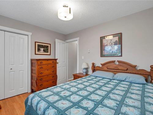 3882 Castle Dr, Campbell River, BC - Indoor Photo Showing Bedroom