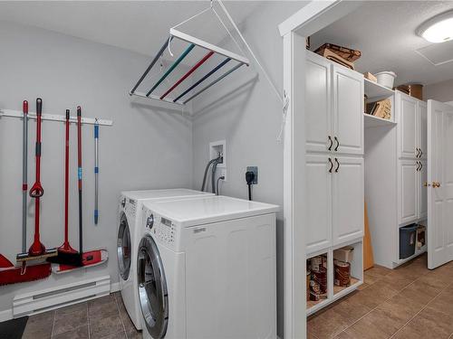 3882 Castle Dr, Campbell River, BC - Indoor Photo Showing Laundry Room