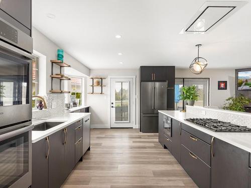 4455 Abraham Crt, Saanich, BC - Indoor Photo Showing Kitchen With Upgraded Kitchen