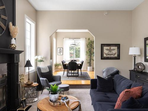 3808 Cardie Crt, Saanich, BC - Indoor Photo Showing Living Room