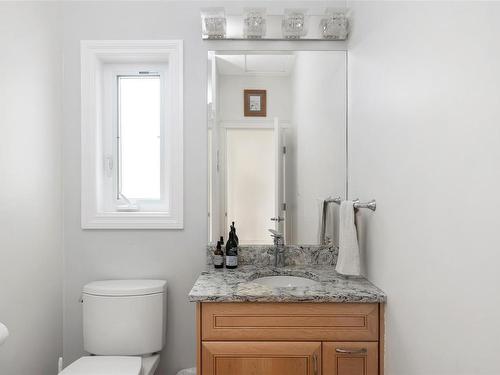 945 Bearwood Lane, Saanich, BC - Indoor Photo Showing Bathroom