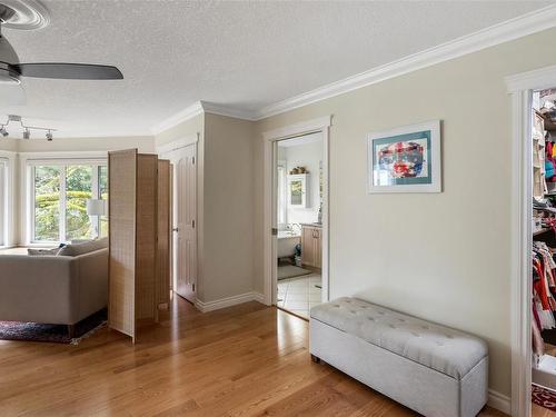 945 Bearwood Lane, Saanich, BC - Indoor Photo Showing Other Room