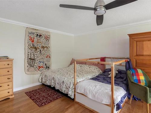 945 Bearwood Lane, Saanich, BC - Indoor Photo Showing Bedroom