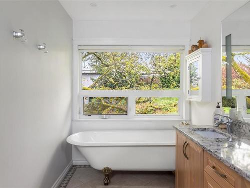 945 Bearwood Lane, Saanich, BC - Indoor Photo Showing Bathroom