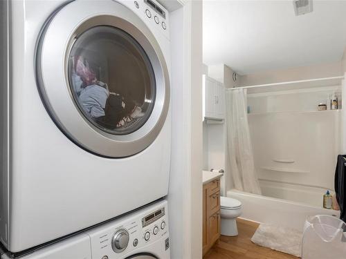945 Bearwood Lane, Saanich, BC - Indoor Photo Showing Laundry Room