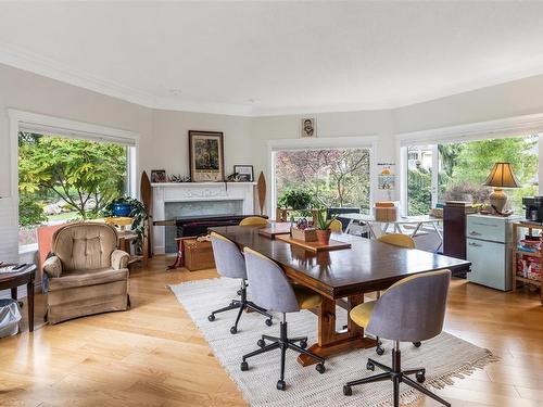 945 Bearwood Lane, Saanich, BC - Indoor With Fireplace