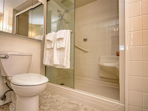 203-1477 Yale St, Oak Bay, BC - Indoor Photo Showing Bathroom