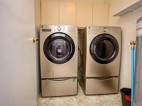 203-1477 Yale St, Oak Bay, BC - Indoor Photo Showing Laundry Room