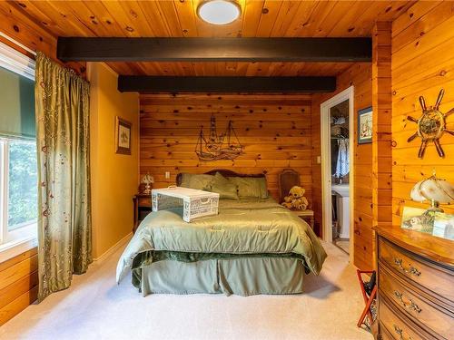 6744 Wall St, Honeymoon Bay, BC - Indoor Photo Showing Bedroom