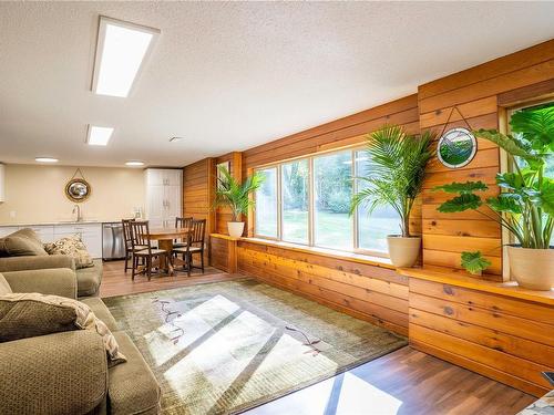 6744 Wall St, Honeymoon Bay, BC - Indoor Photo Showing Living Room