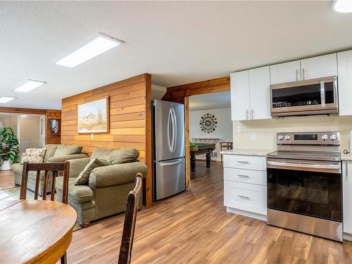 6744 Wall St, Honeymoon Bay, BC - Indoor Photo Showing Kitchen