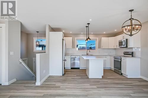 437 Primrose Road, Kelowna, BC - Indoor Photo Showing Kitchen With Upgraded Kitchen