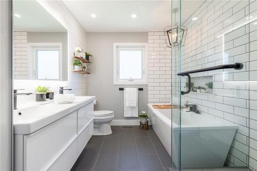 793 Centre Road, Hamilton, ON - Indoor Photo Showing Bathroom