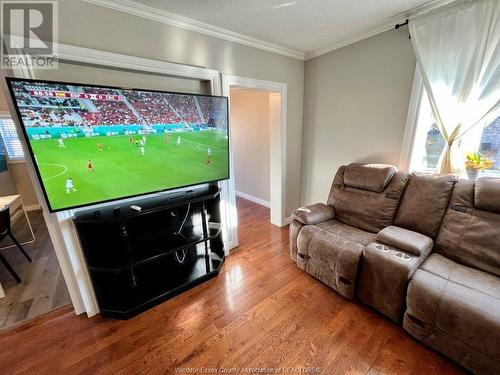 600 Park Street Unit# 1, Windsor, ON - Indoor Photo Showing Living Room