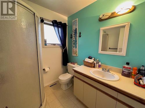 9225 6 Street, Dawson Creek, BC - Indoor Photo Showing Bathroom