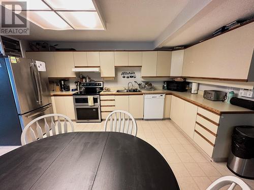 9225 6 Street, Dawson Creek, BC - Indoor Photo Showing Kitchen With Double Sink