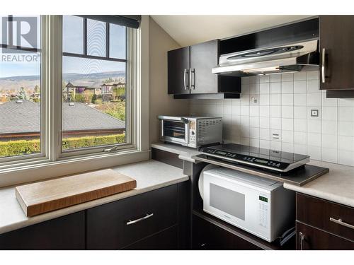605 Almandine Court, Kelowna, BC - Indoor Photo Showing Kitchen