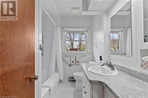 310 7Th Avenue, Hanover, ON - Indoor Photo Showing Bathroom