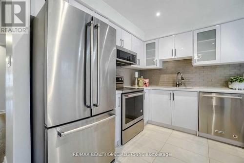 22 Applegrove Court, Brampton, ON - Indoor Photo Showing Kitchen With Stainless Steel Kitchen With Upgraded Kitchen
