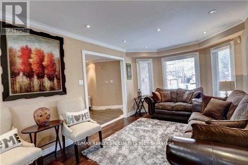 1089 Red Pine Crescent, Mississauga, ON - Indoor Photo Showing Living Room