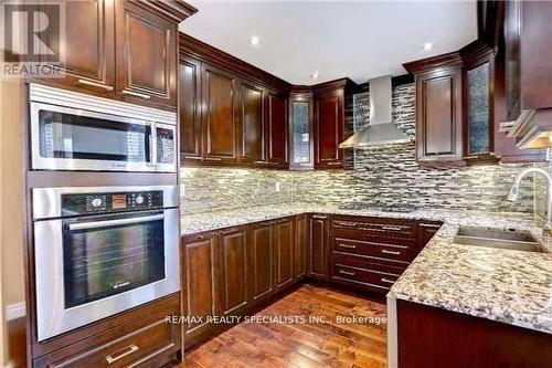 1089 Red Pine Crescent, Mississauga, ON - Indoor Photo Showing Kitchen With Upgraded Kitchen