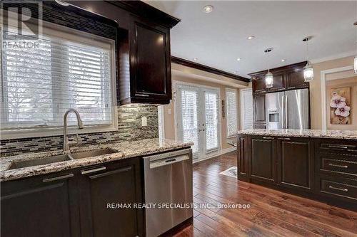 1089 Red Pine Crescent, Mississauga, ON - Indoor Photo Showing Kitchen With Double Sink With Upgraded Kitchen