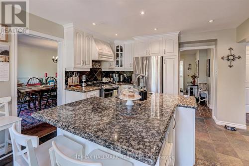 33 Ashfield Drive, Richmond Hill, ON - Indoor Photo Showing Kitchen With Upgraded Kitchen