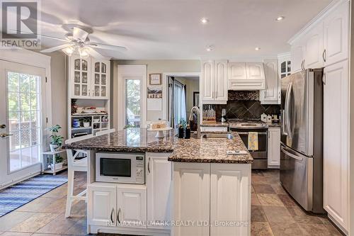 33 Ashfield Drive, Richmond Hill, ON - Indoor Photo Showing Kitchen With Upgraded Kitchen
