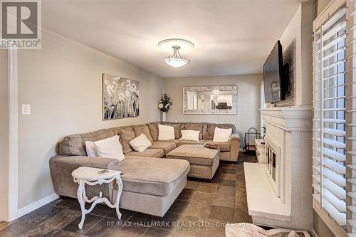 33 Ashfield Drive, Richmond Hill, ON - Indoor Photo Showing Living Room