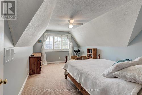33 Ashfield Drive, Richmond Hill, ON - Indoor Photo Showing Bedroom