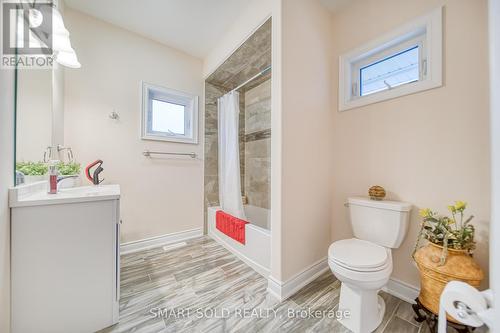 82 Moore Street, Bradford West Gwillimbury, ON - Indoor Photo Showing Bathroom