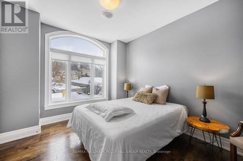 16 Bridle Trail, Springwater, ON - Indoor Photo Showing Bedroom