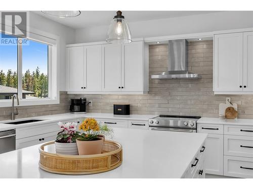 99 Forest Edge Place, Kelowna, BC - Indoor Photo Showing Kitchen