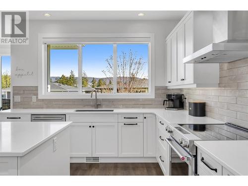 99 Forest Edge Place, Kelowna, BC - Indoor Photo Showing Kitchen With Upgraded Kitchen