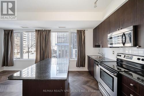 323 - 385 Prince Of Wales Drive, Mississauga, ON - Indoor Photo Showing Kitchen