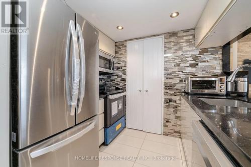 702 - 265 Enfield Place, Mississauga, ON - Indoor Photo Showing Kitchen