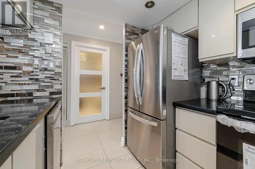 702 - 265 Enfield Place, Mississauga, ON - Indoor Photo Showing Kitchen