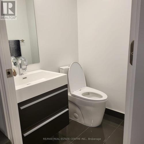 2201 - 39 Roehampton Avenue E, Toronto, ON - Indoor Photo Showing Bathroom